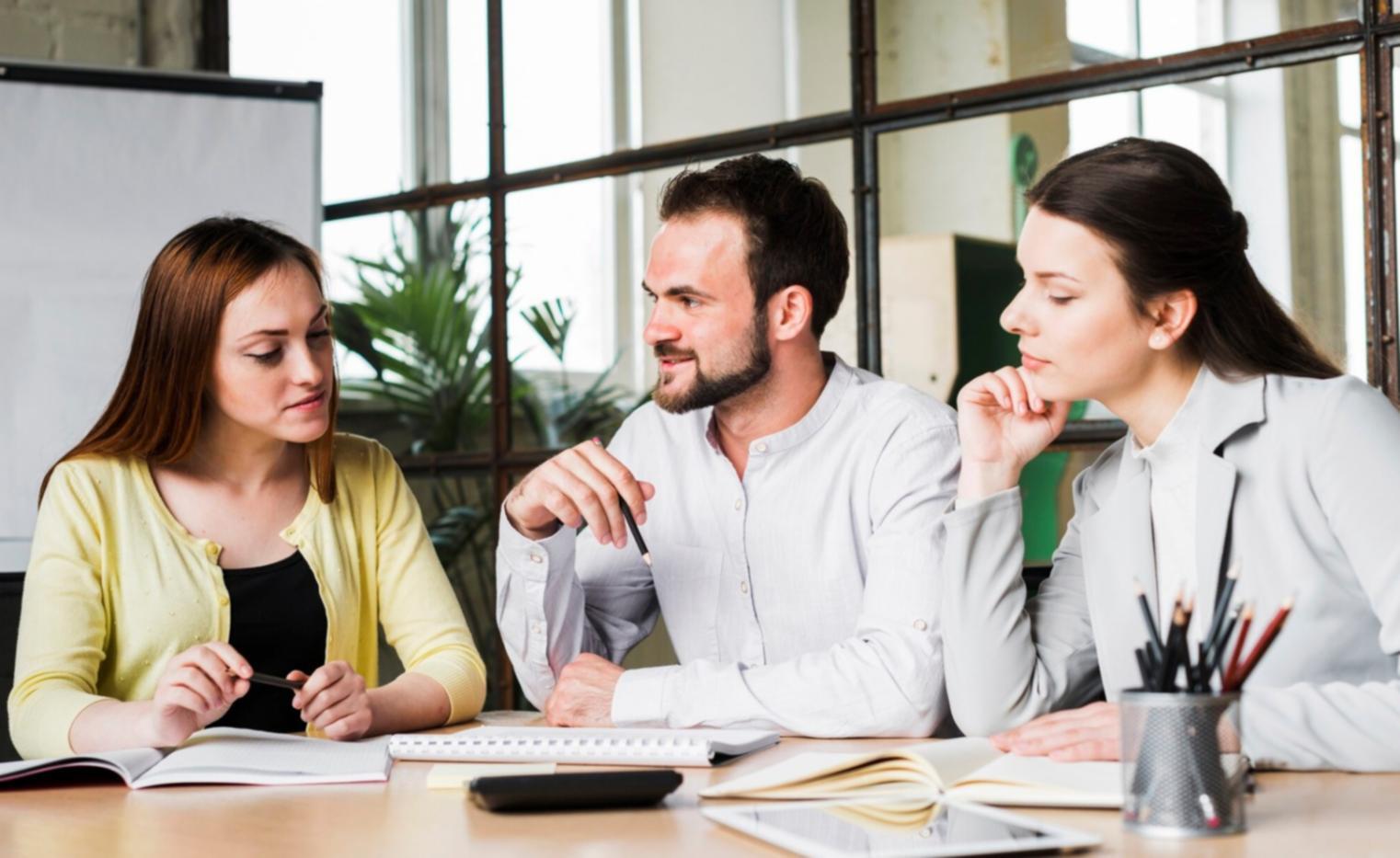 Equipo revisando modelos financieros y análisis comparativos